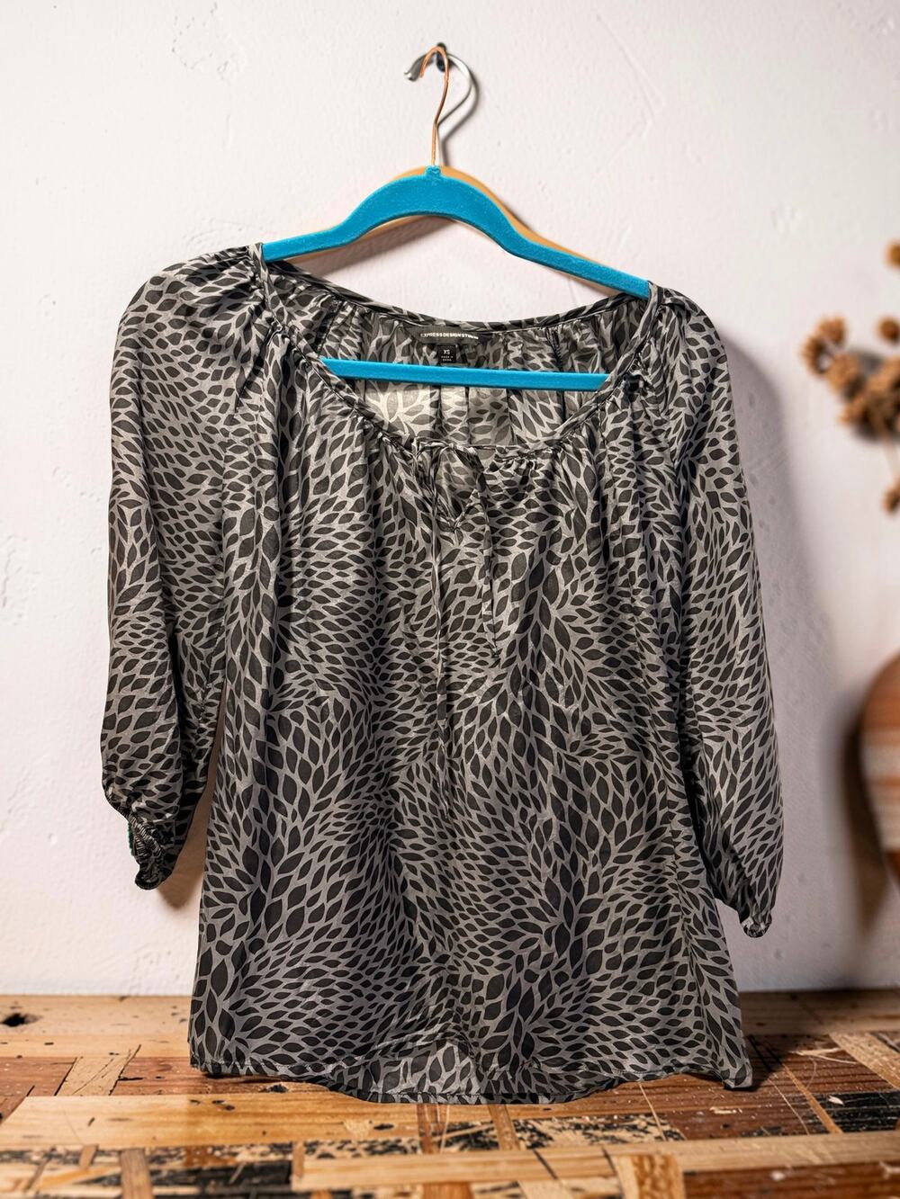 Express Design Women XS Dark Gray Rayon Puff Sleeve Silk Top Long Sleeve
